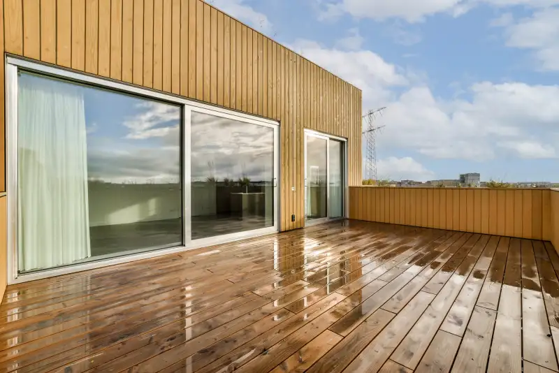 Houten vlonder op dakterras met hardhouten planken