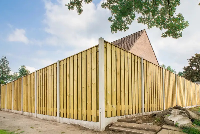 Schutting plaatsen — hout-betonschutting rondom hoekhuis